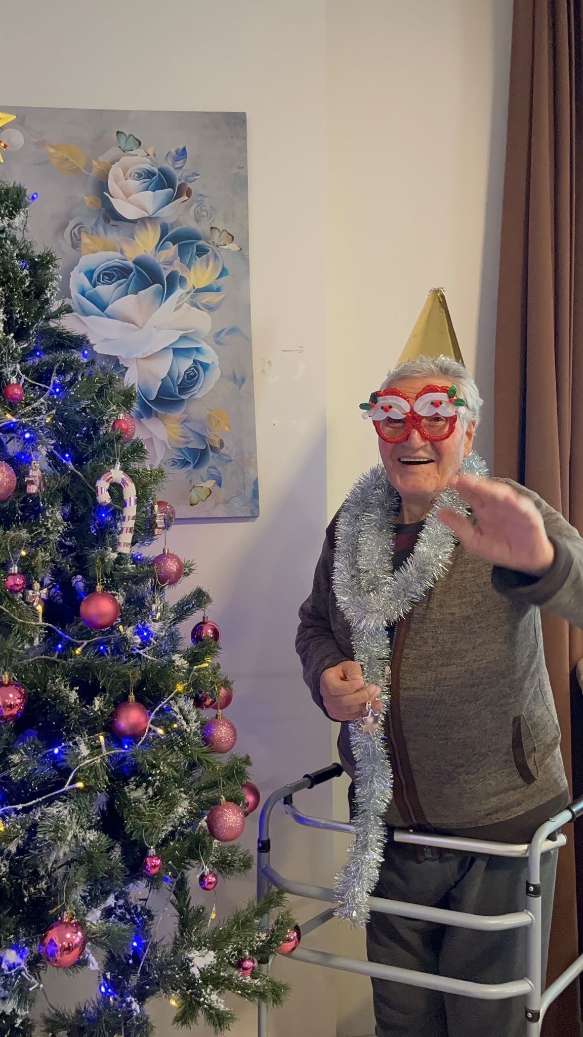 Bakım ekibiyle birlikte boyama etkinliğine katılan bir sakin